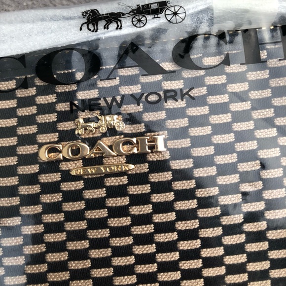 ❌SOLD❌ 🆕🌸COACH CORNER ZIP WRISTLET🌼 - Picture 3 of 6